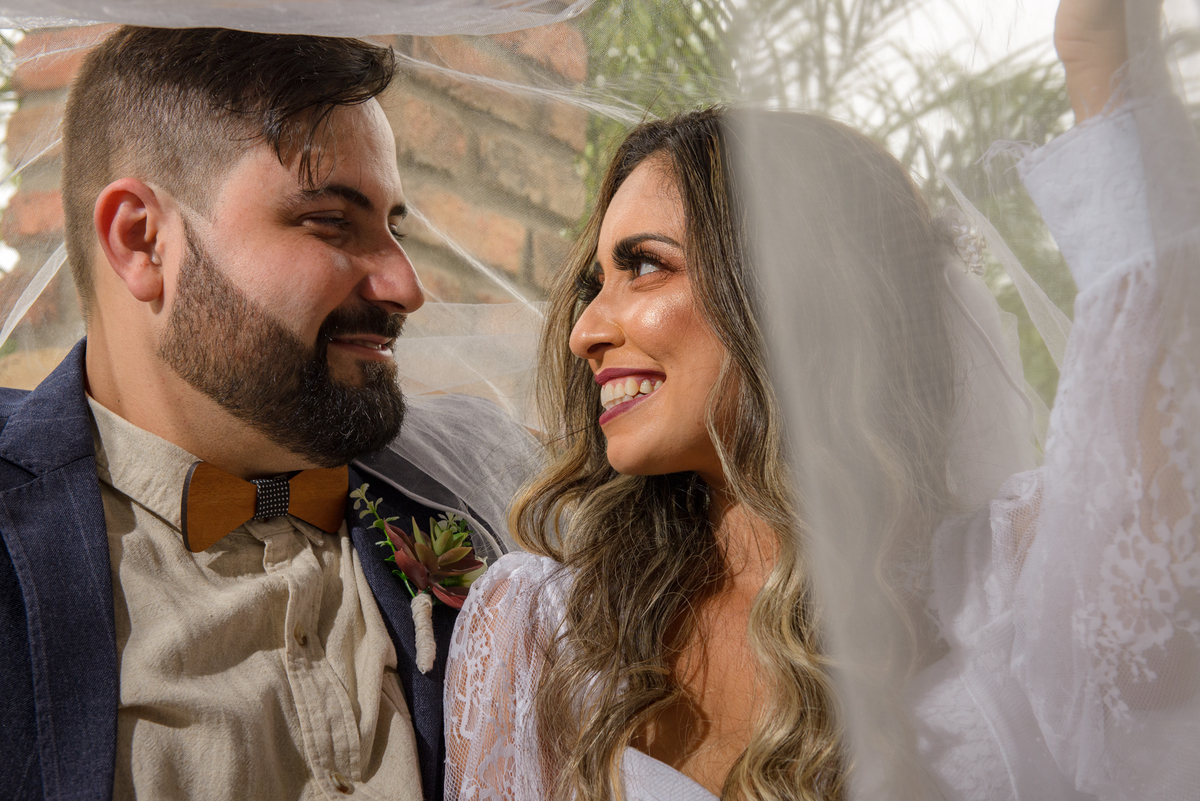 noivos-sob-o-veu-casamento-de-dia