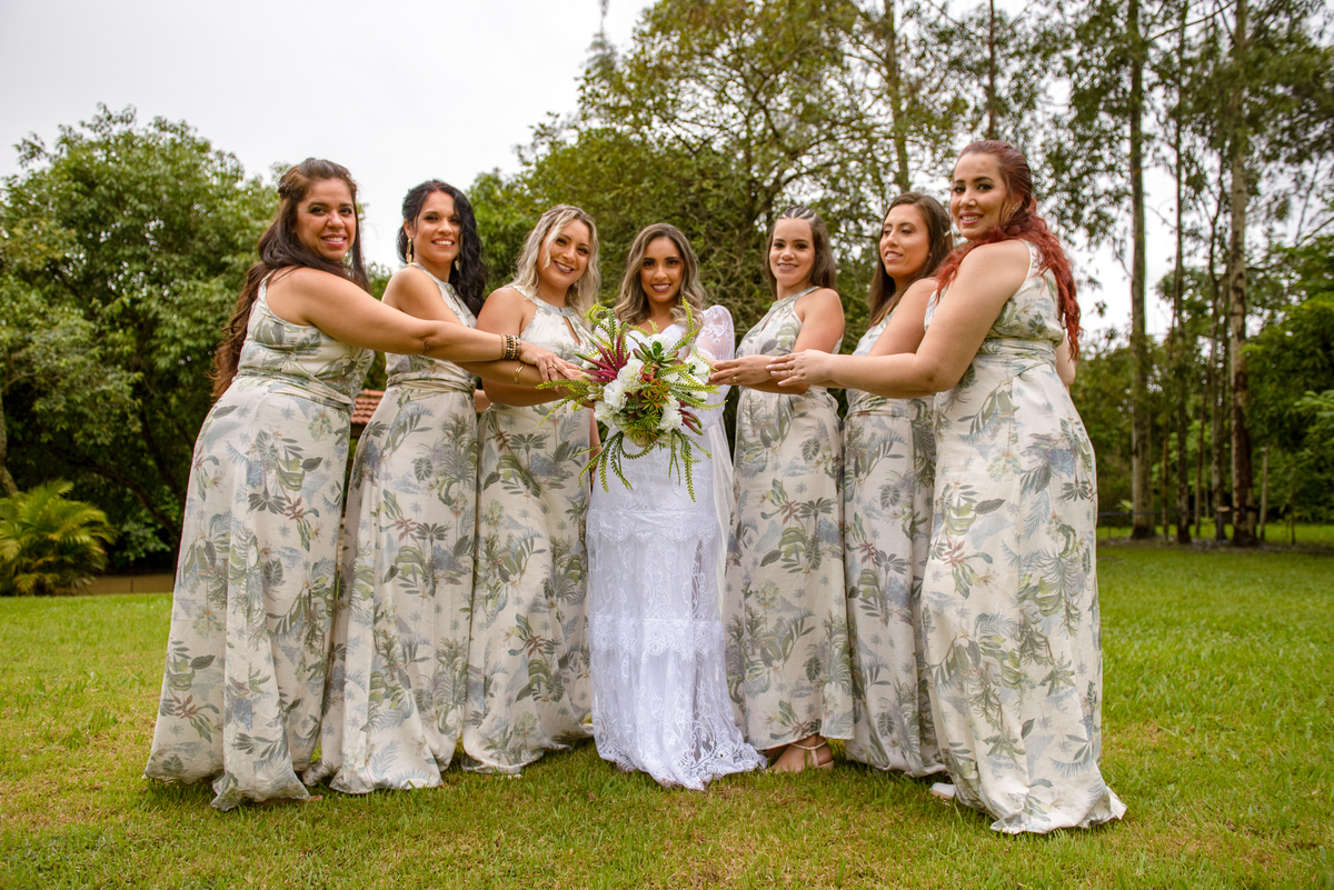 madrinhas-com-a-noiva-e-buque