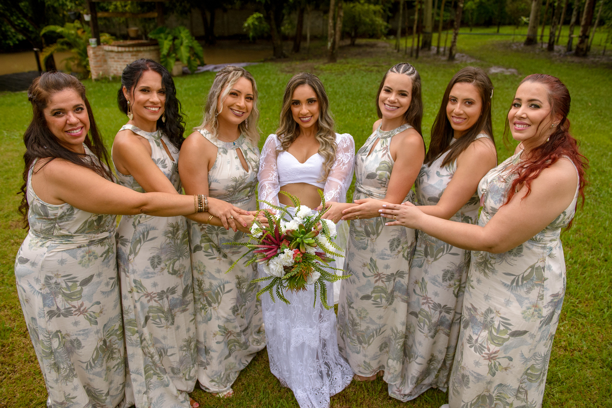 madrinhas-com-a-noiva-e-buque-casamento-de-dia