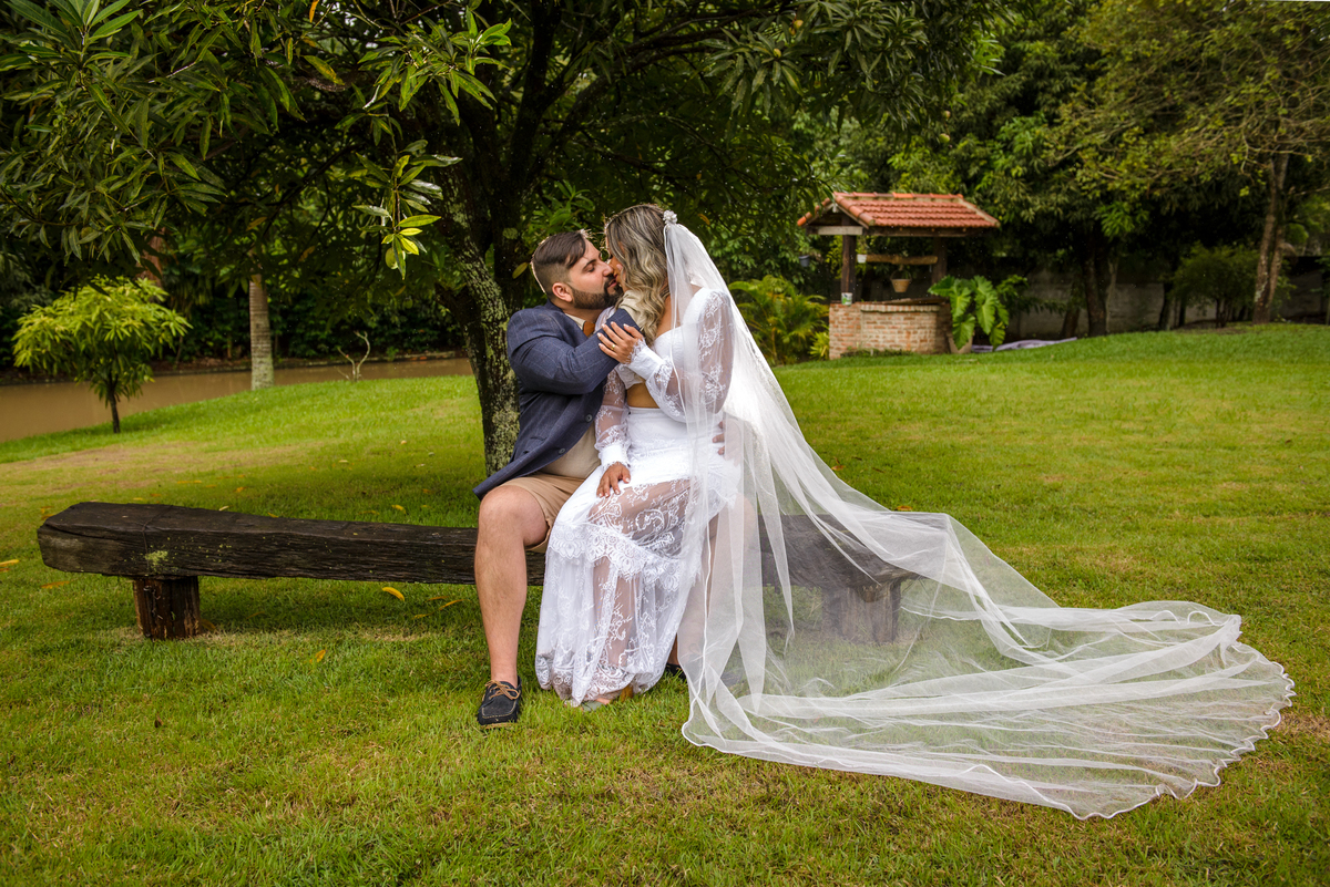 noivos-se-beijam-casamento-no-sitio