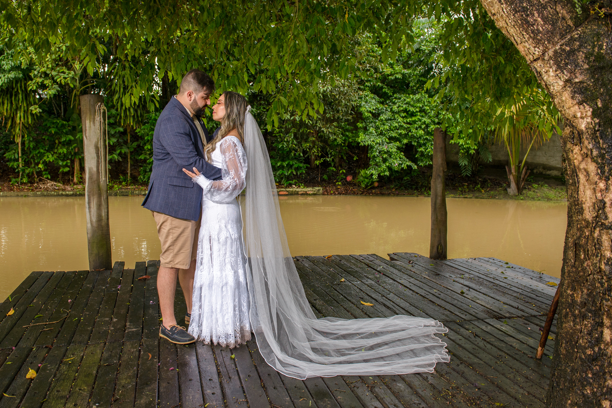 noivos-no-deck-casamento-de-dia