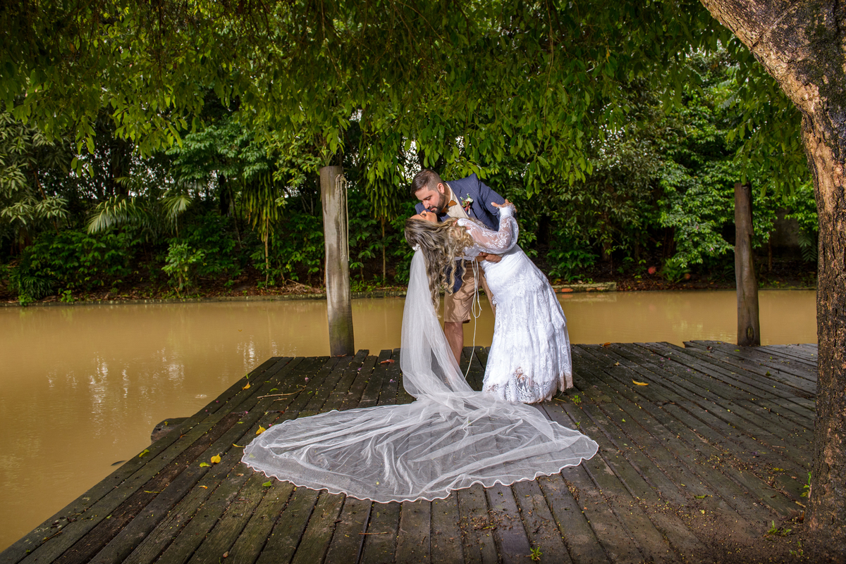 noivos-no-deck-casamento-no-sitio