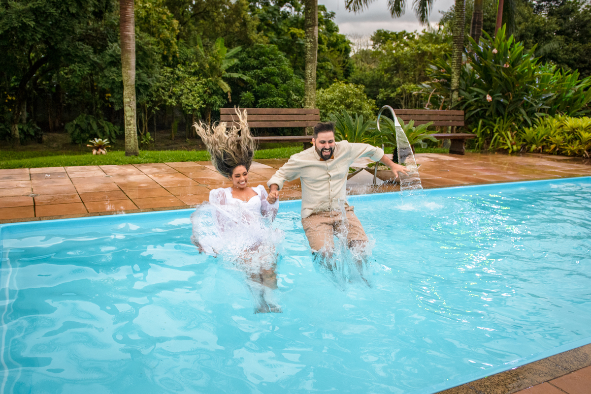 noivos-pulando-na-piscina-casamento-no-sitio