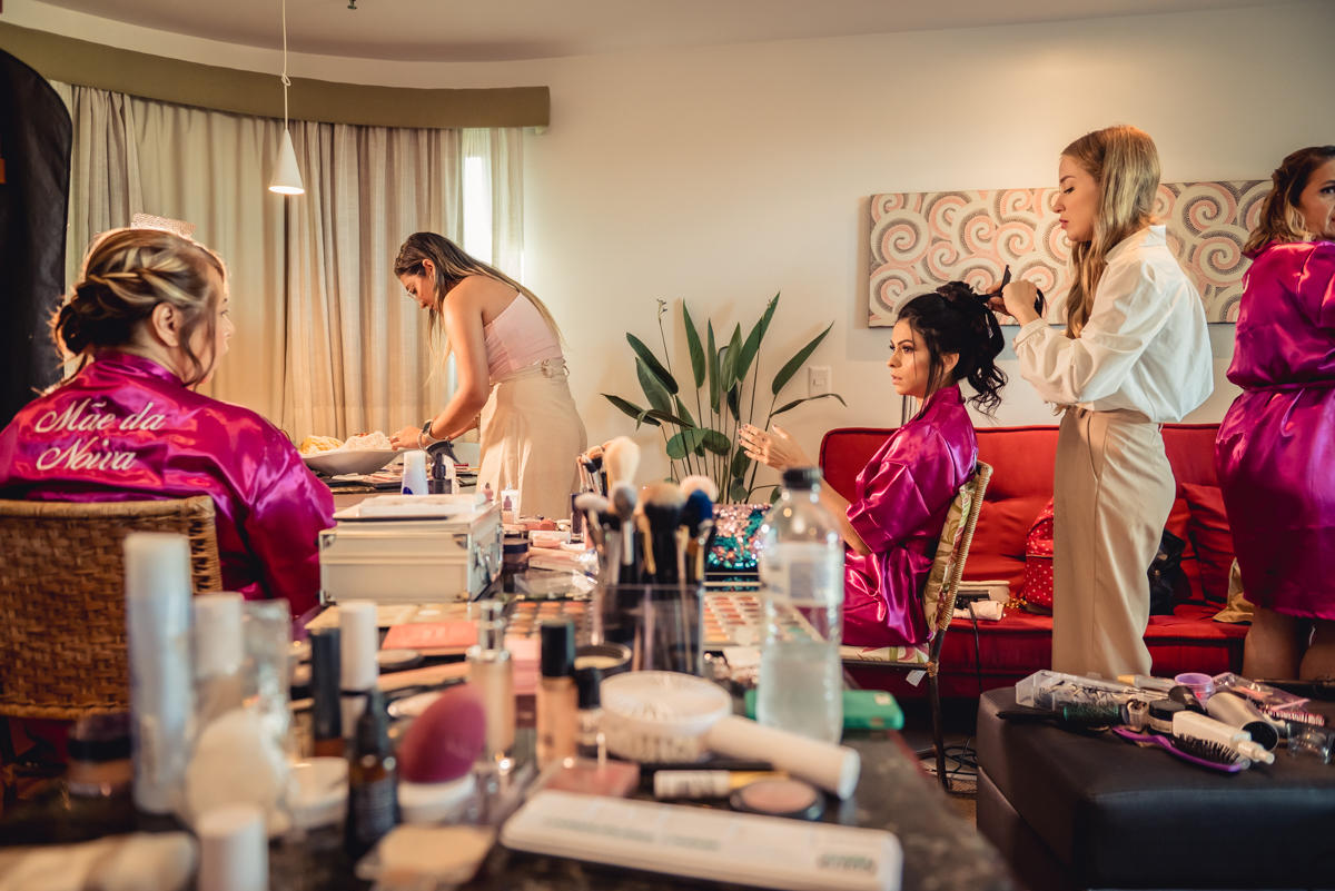 madrinhas sendo maquiadas pelas maquiadoras durante o making of no hotel Wyndham rio Barra - RJ