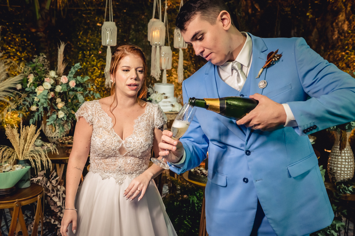 noivo servido o Champagne com a decoração da mesa do bolo no casamento no campo no sitio na barra da tijuca - RJ