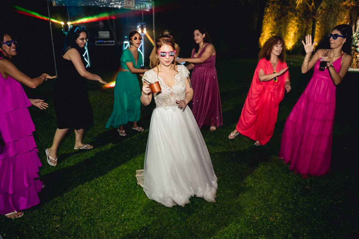 noiva dançando com os convidados na festa de recepção depois do casamento no campo no sitio na barra da tijuca - RJ