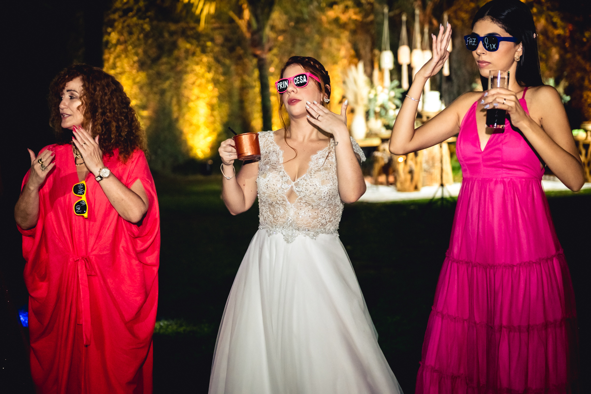 noiva dançando com os convidados na festa de recepção depois do casamento no campo no sitio na barra da tijuca - RJ