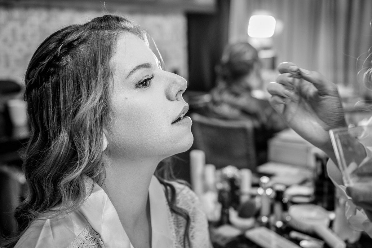 foto em preto e branco da noiva de perfil durante o making of no hotel Wyndham rio Barra - RJ