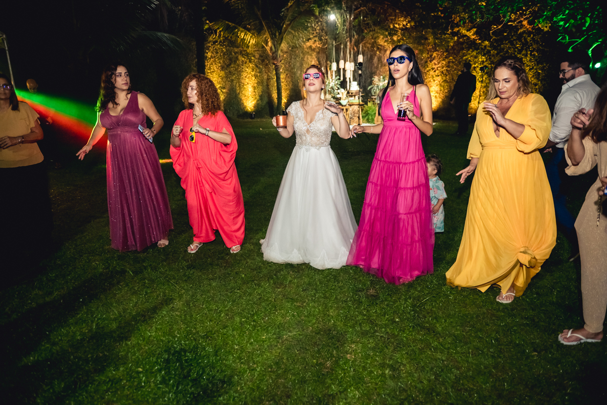noiva dançando com os convidados na festa de recepção depois do casamento no campo no sitio na barra da tijuca - RJ