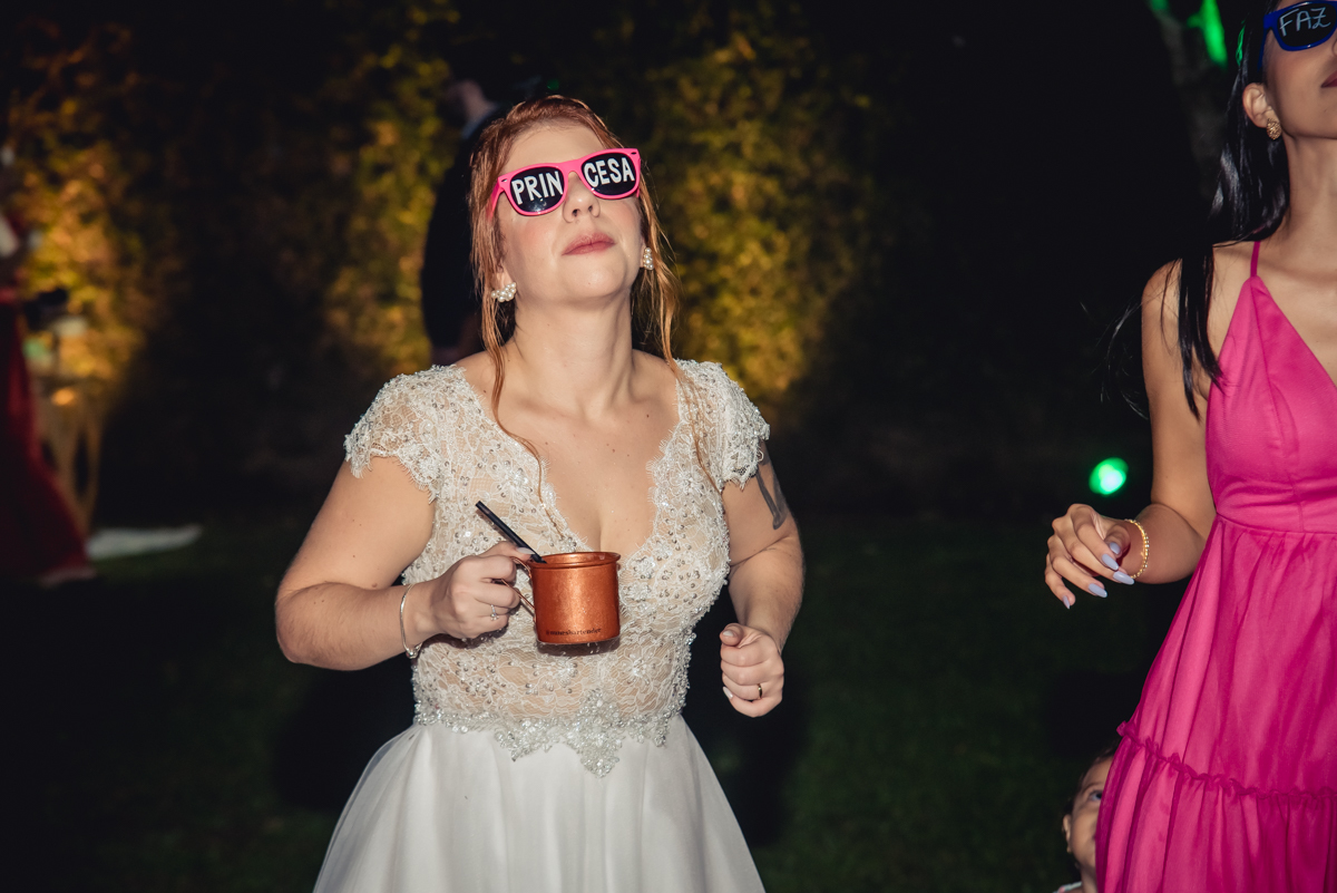 noiva dançando com óculos personalizado e os convidados na festa de recepção depois do casamento no campo no sitio na barra da tijuca - RJ