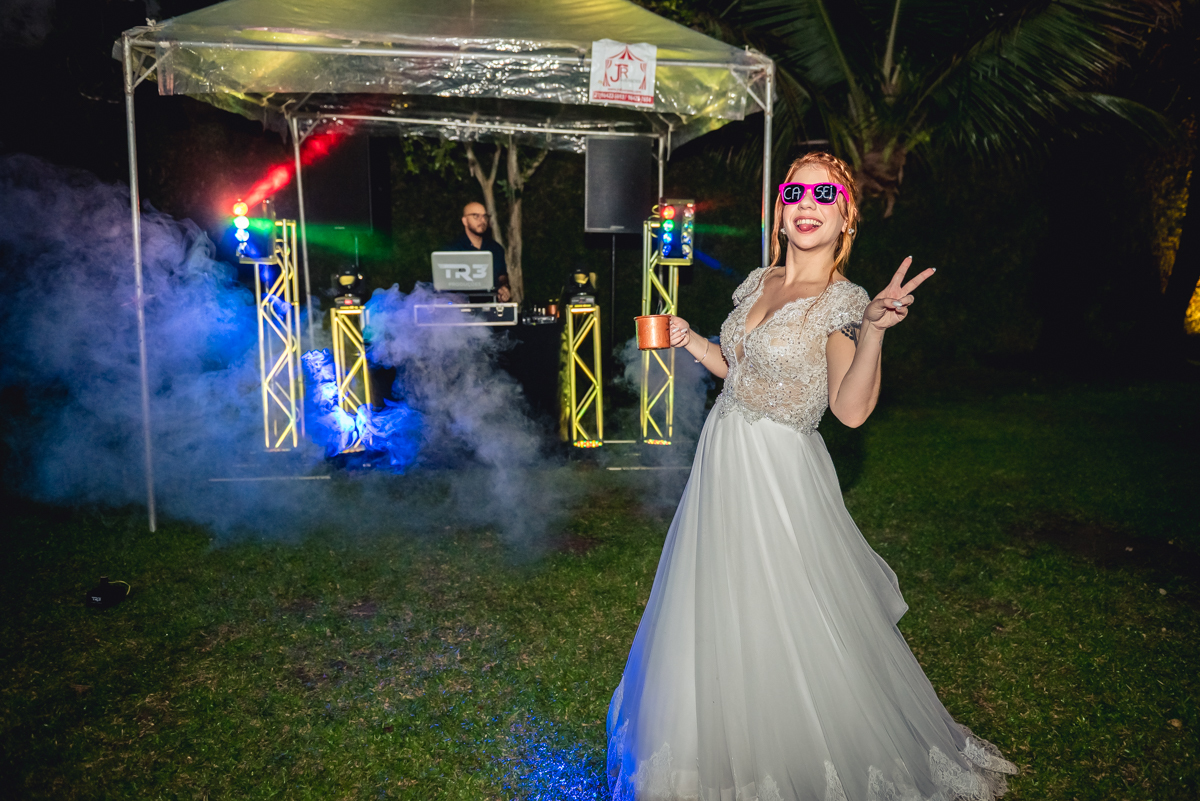 noiva dançando com os convidados na festa de recepção com o dj ao fundo depois do casamento no campo no sitio na barra da tijuca - RJ