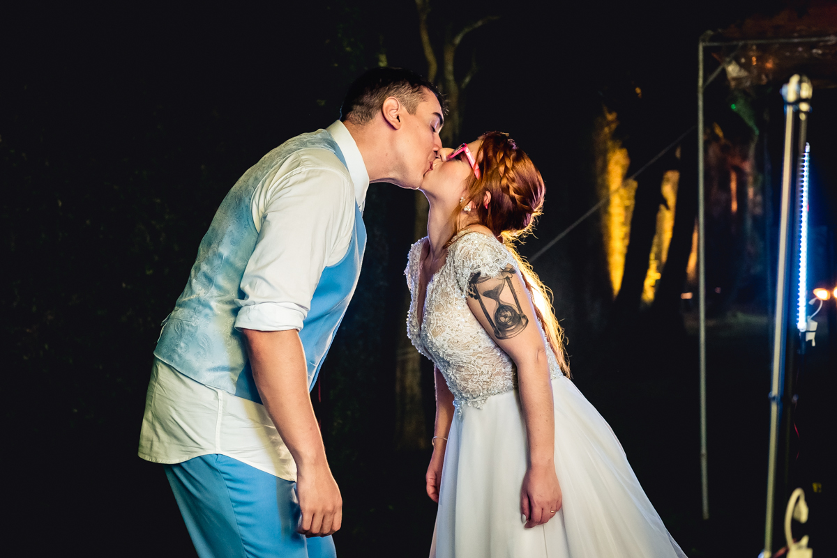 noivos se beijando na plataforma giratória 360 de video na recepção da festa de casamento no campo no sitio na barra da Tijuca - RJ 