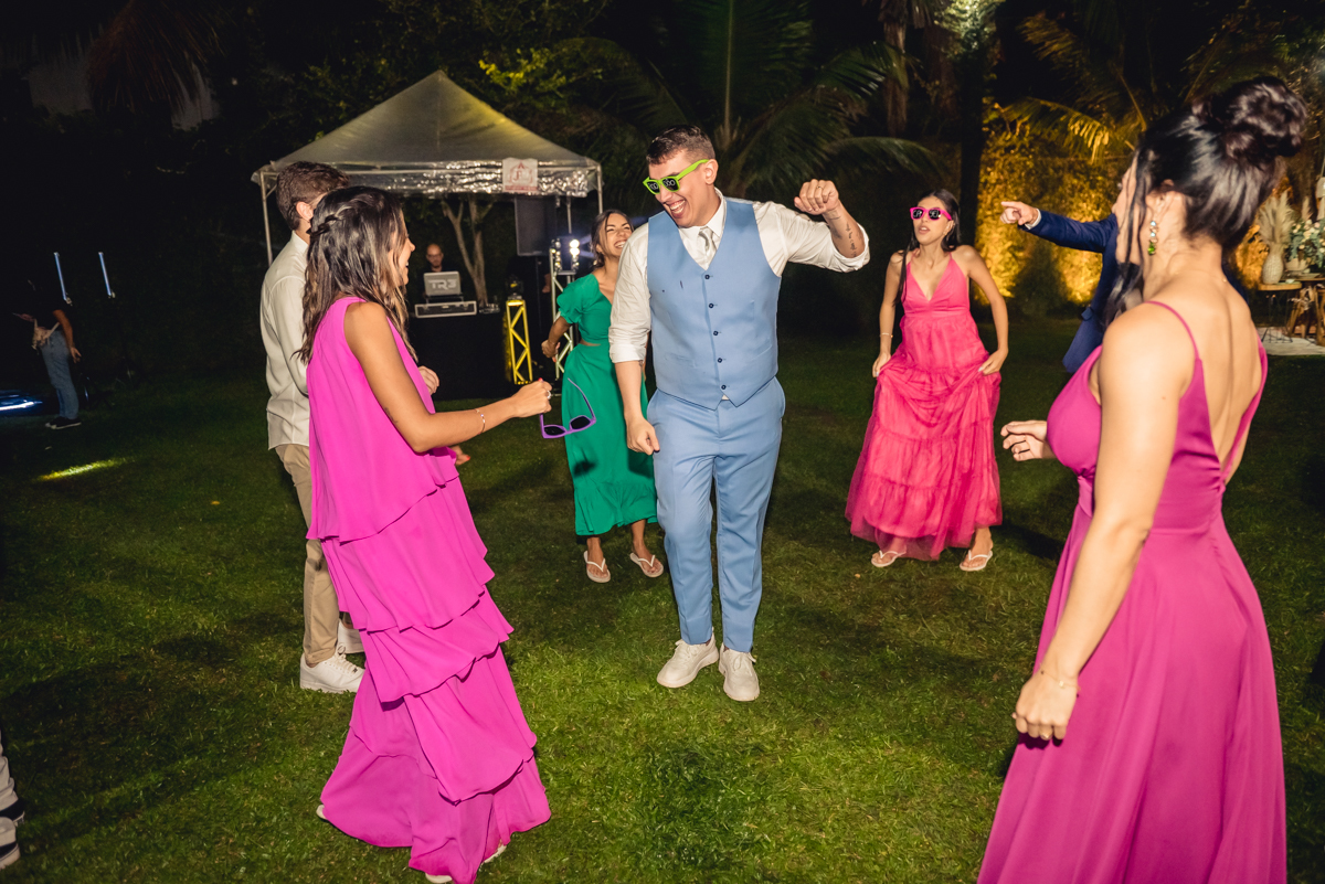 noivo dançando com os convidados na festa de recepção depois do casamento no campo no sitio na barra da tijuca - RJ