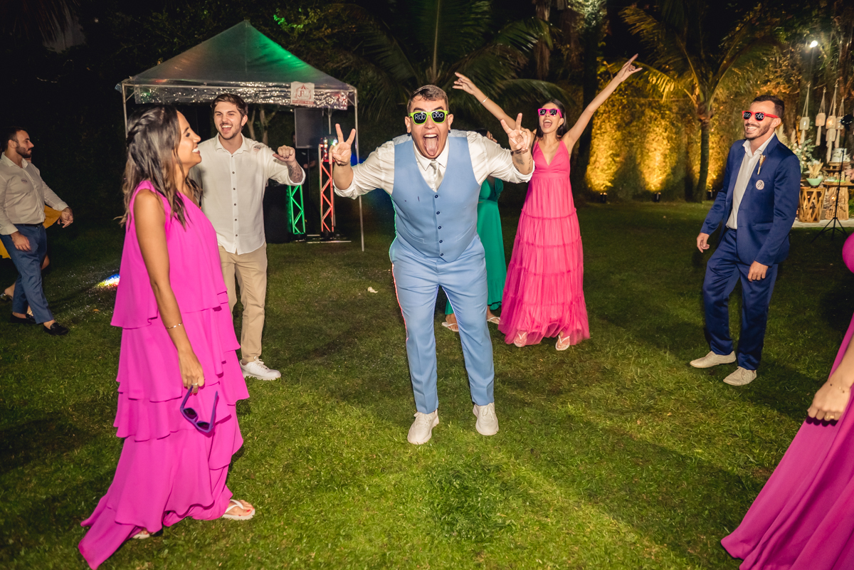 noivo dançando com os convidados na festa de recepção depois do casamento no campo no sitio na barra da tijuca - RJ