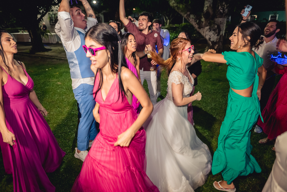 noivos dançando com os convidados na festa de recepção depois do casamento no campo no sitio na barra da tijuca - RJ