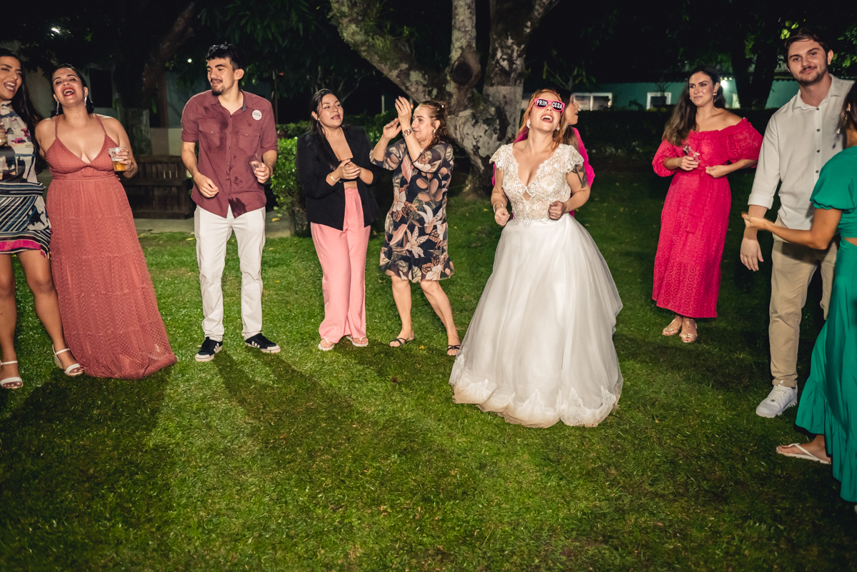 noiva dançando em preto e branco com os convidados na festa de recepção depois do casamento no campo no sitio na barra da tijuca - RJ