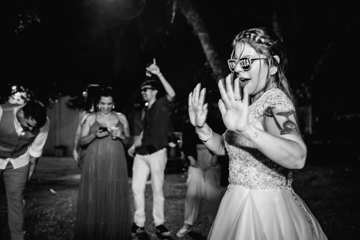noiva dançando em preto e branco com os convidados na festa de recepção depois do casamento no campo no sitio na barra da tijuca - RJ