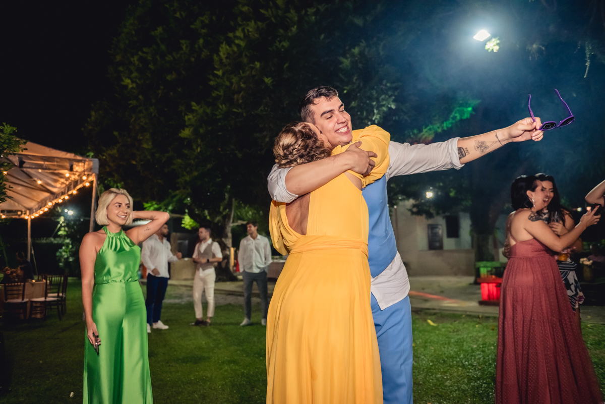 noivo dançando com a sua mãe e  com os convidados na festa de recepção depois do casamento no campo no sitio na barra da tijuca - RJ
