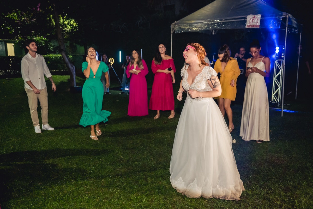 noiva dançando com os convidados na festa de recepção depois do casamento no campo no sitio na barra da tijuca - RJ