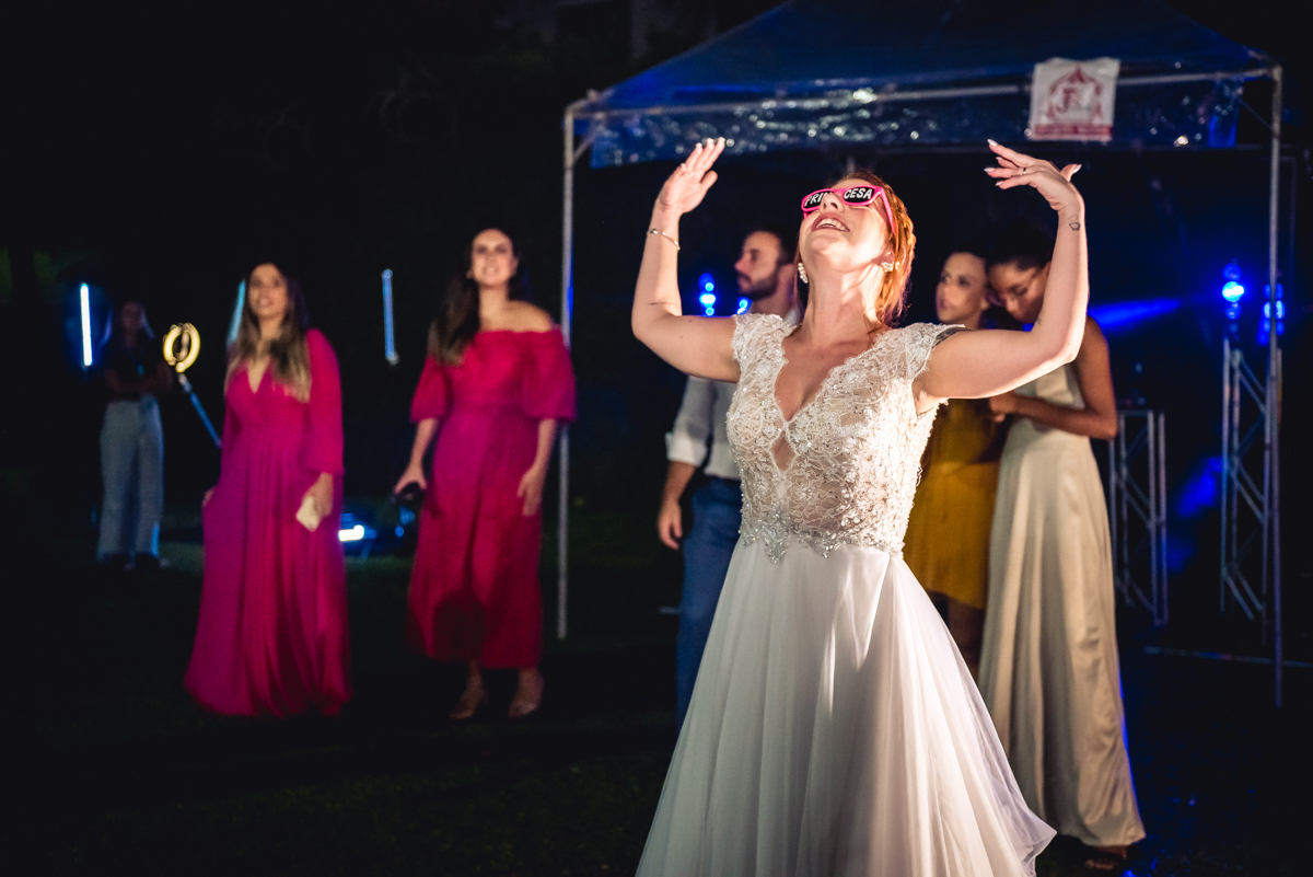 noiva dançando com os convidados na festa de recepção depois do casamento no campo no sitio na barra da tijuca - RJ