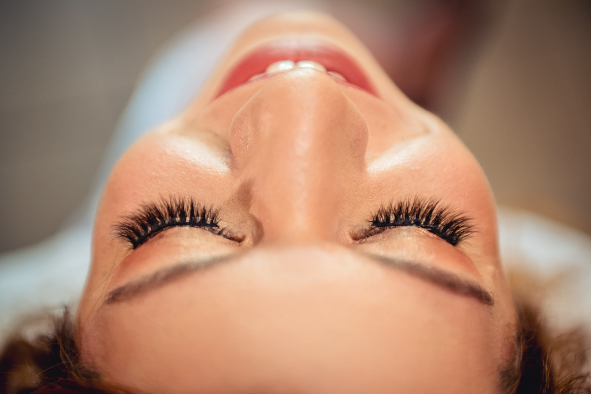 noiva vista de cima durante o making of no hotel Wyndham rio Barra - RJ