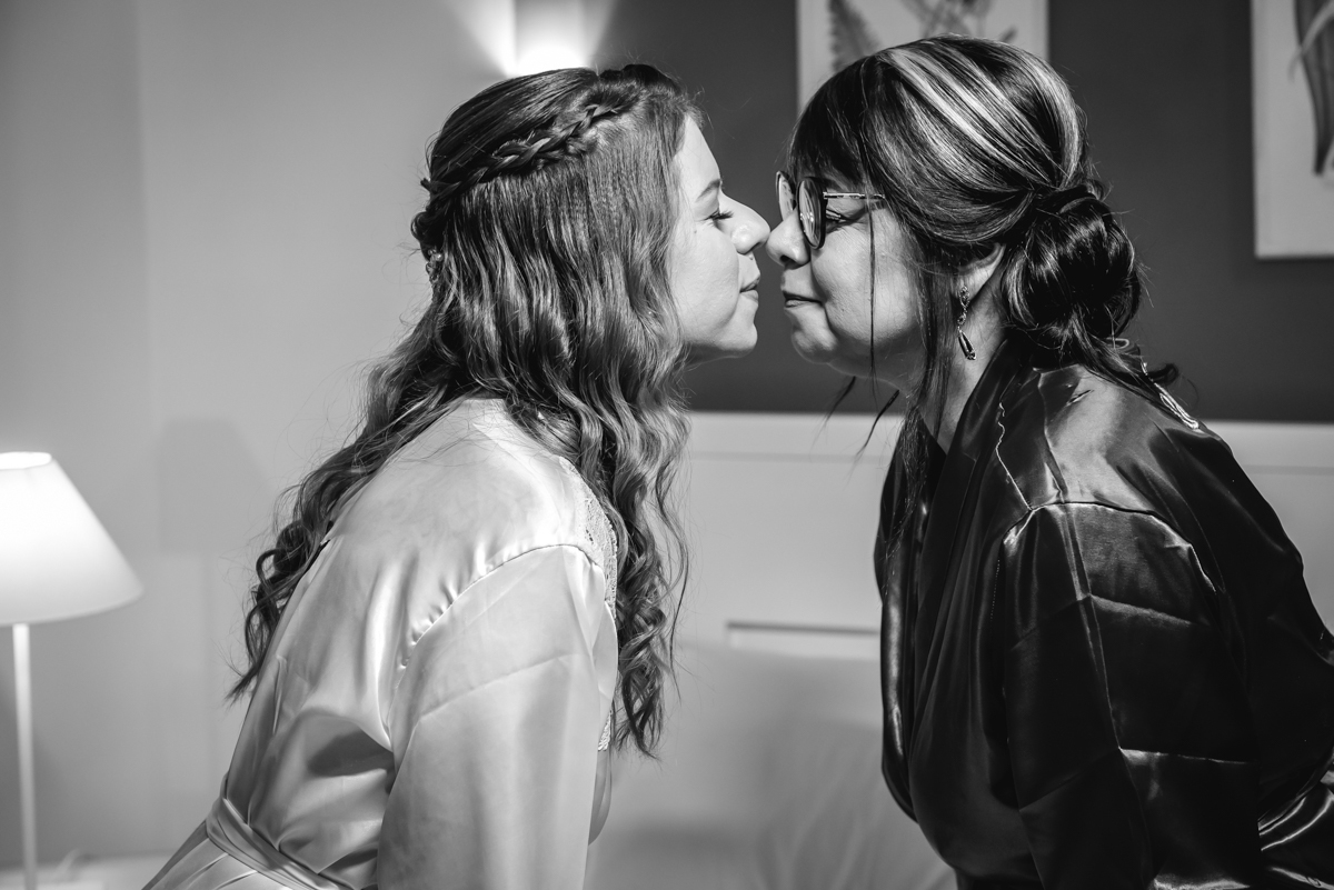 noiva e sua mãe tocam o nariz durante a sessão de fotos do seu making of no hotel Wyndham rio barra - RJ