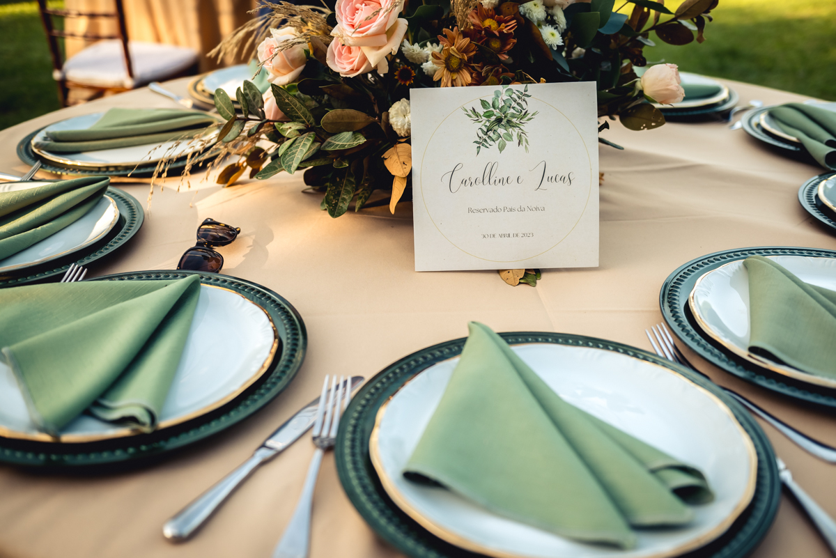 decoração da mesa de convidados para a celebração do casamento no sitio da paz