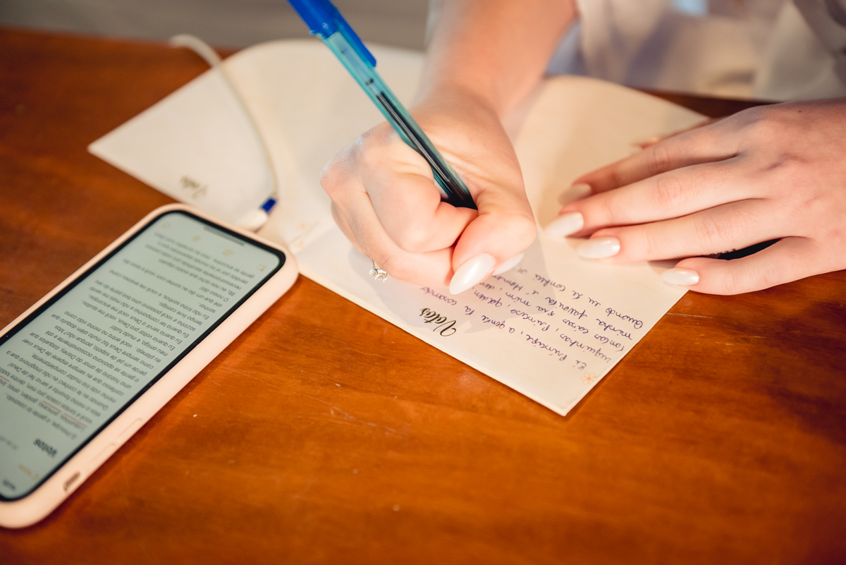 noiva escrevendo o depoimento durante o making of no hotel no hotel Wyndham rio Barra - RJ