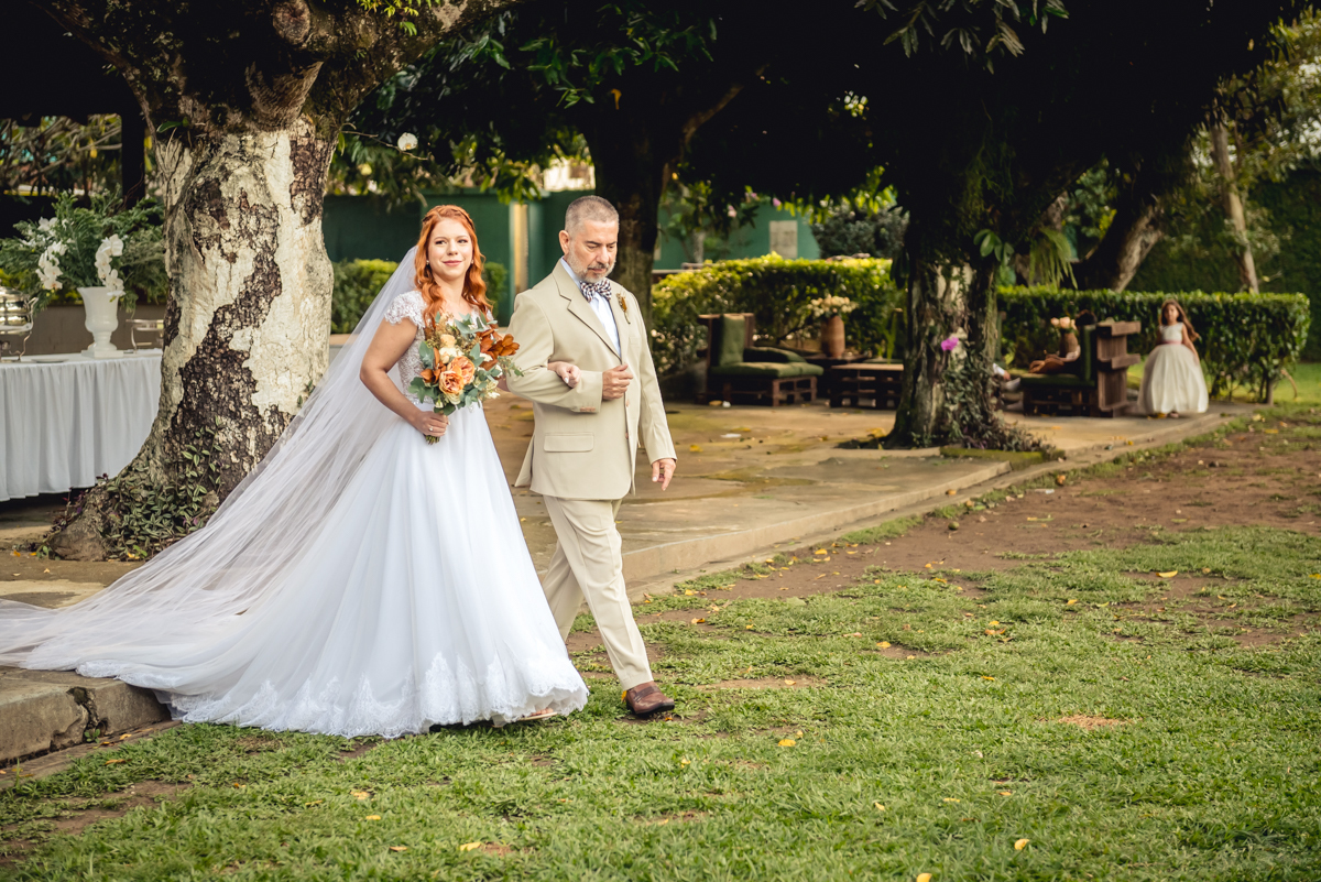 Entrada da noiva Caroll com seu pai para a cerimonia de casamento no sitio da paz, barra da Tijuca - RJ