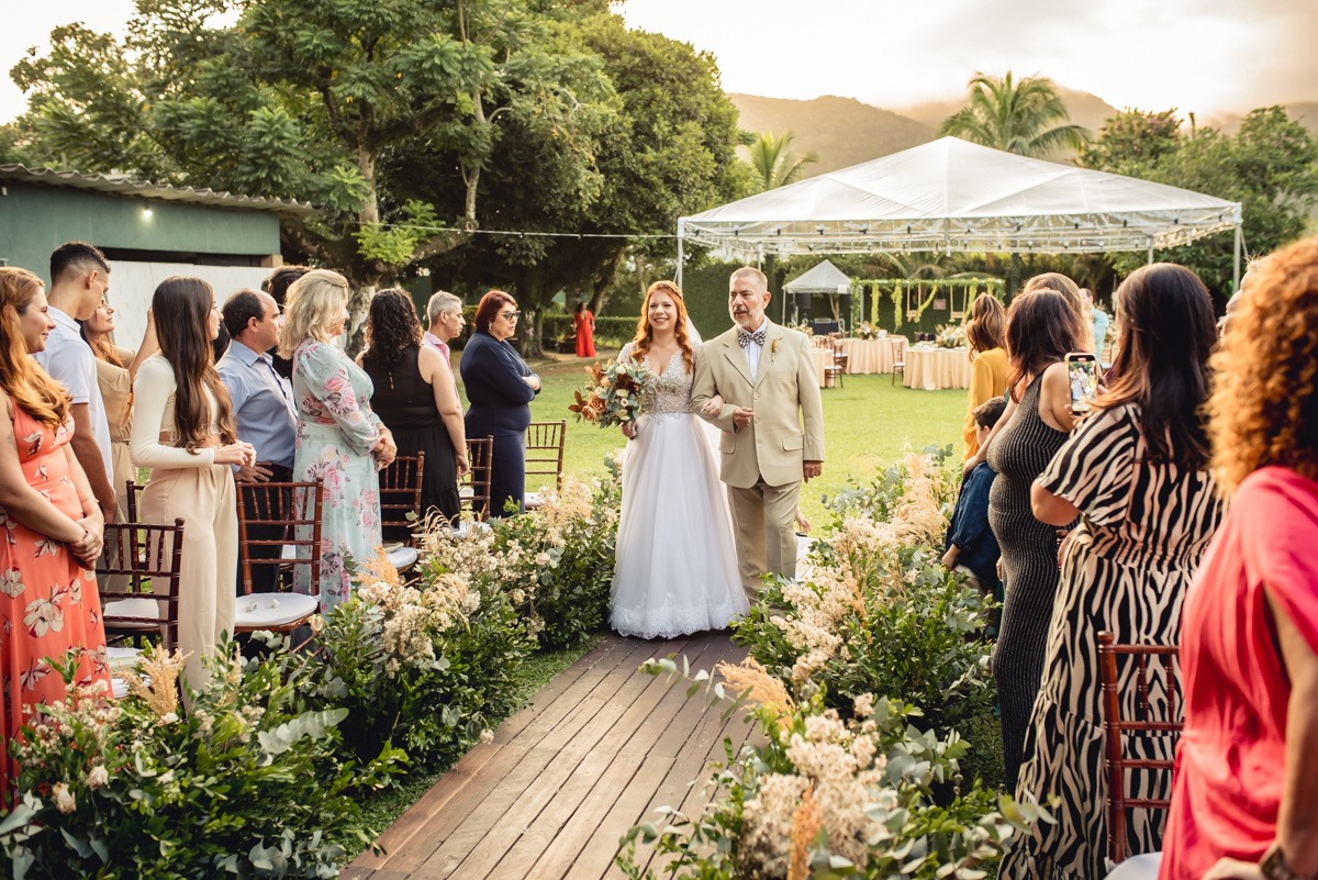 Entrada da noiva Caroll com seu lindo vestido para a cerimonia de casamento no sitio da paz, barra da Tijuca - RJ