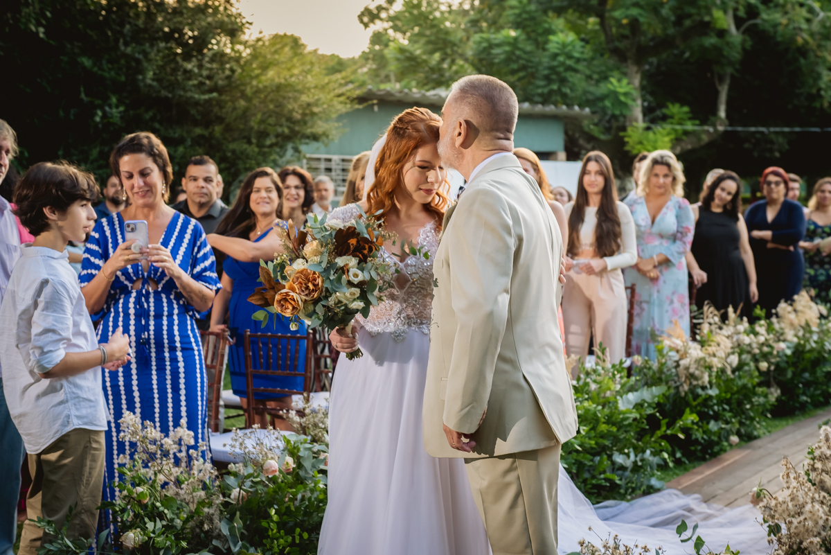 Pai beija a testa da noiva ao chegar ao altar no momento da cerimonia de casamento no sitio da paz, Barra da Tijuca - RJ