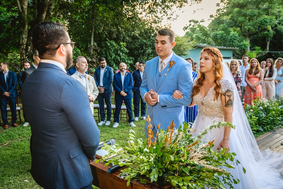 noivos escutam a mensagem do pastor durante a celebração do casamento no sitio da paz na barra da Tijuca - RJ