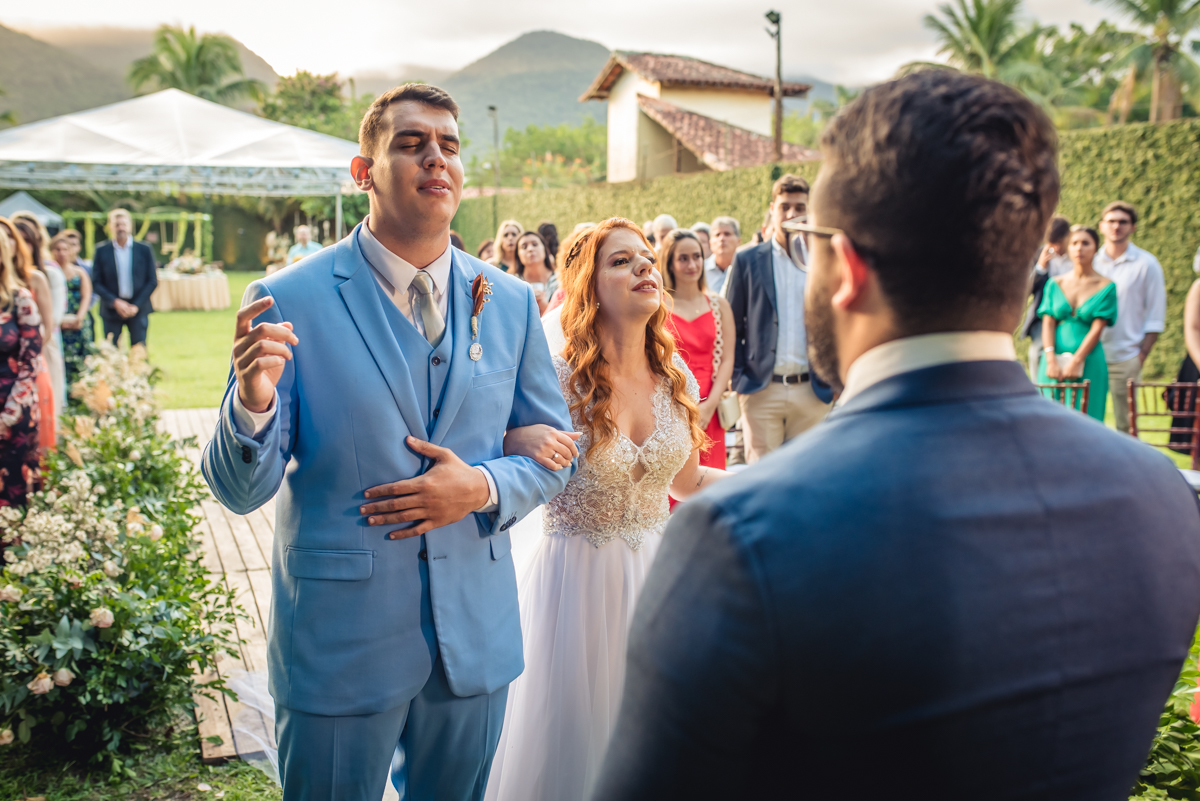 noivos cantando louvor em frente ao pastor na cerimonia de casamento no sitio