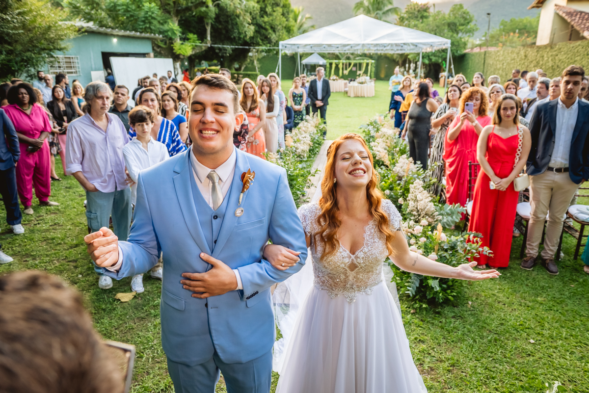 noivos sorrindo e cantando louvor em frente ao pastor na cerimonia de casamento no sitio da paz na barra da tijuca