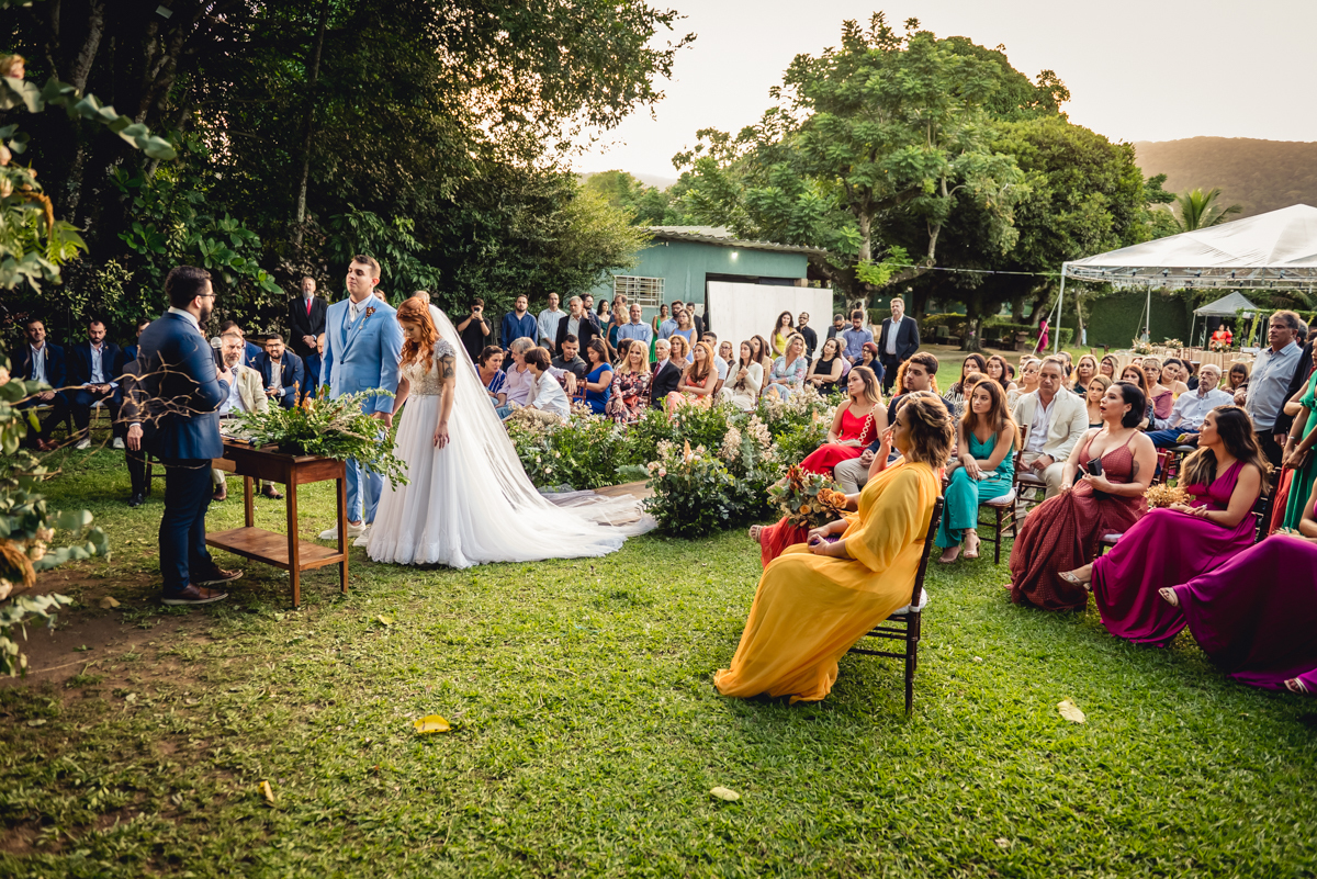 noivos com o pastor e convidados durante a celebração do casamento no sitio da paz na barra da Tijuca - RJ