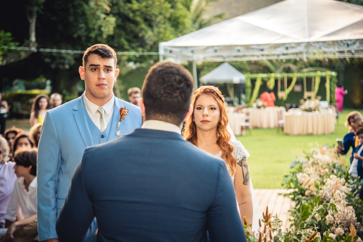 noivos lucas e caroll durante a cerimonia de casamento de dia no sitio da paz - RJ