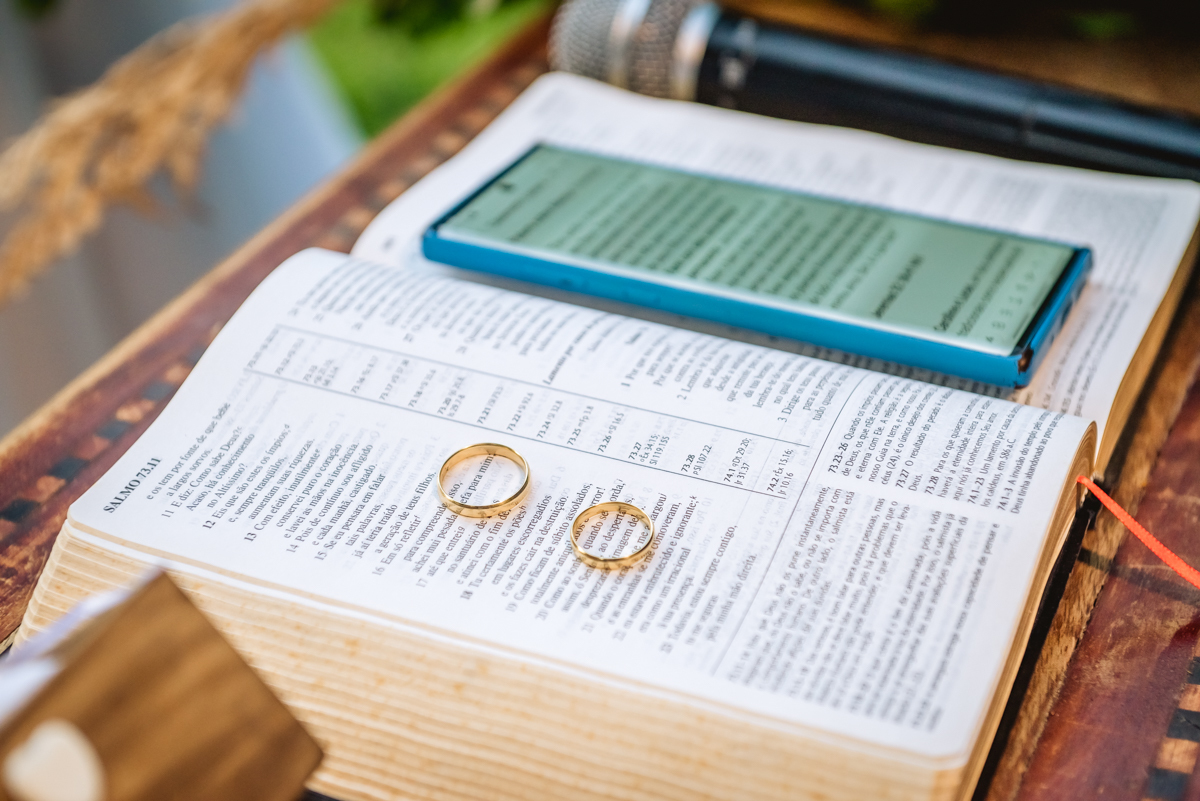 foto das alianças sobre a bíblia durante a cerimonia de casamento  de caroll e Lucas no sitio da paz na barra da Tijuca - RJ