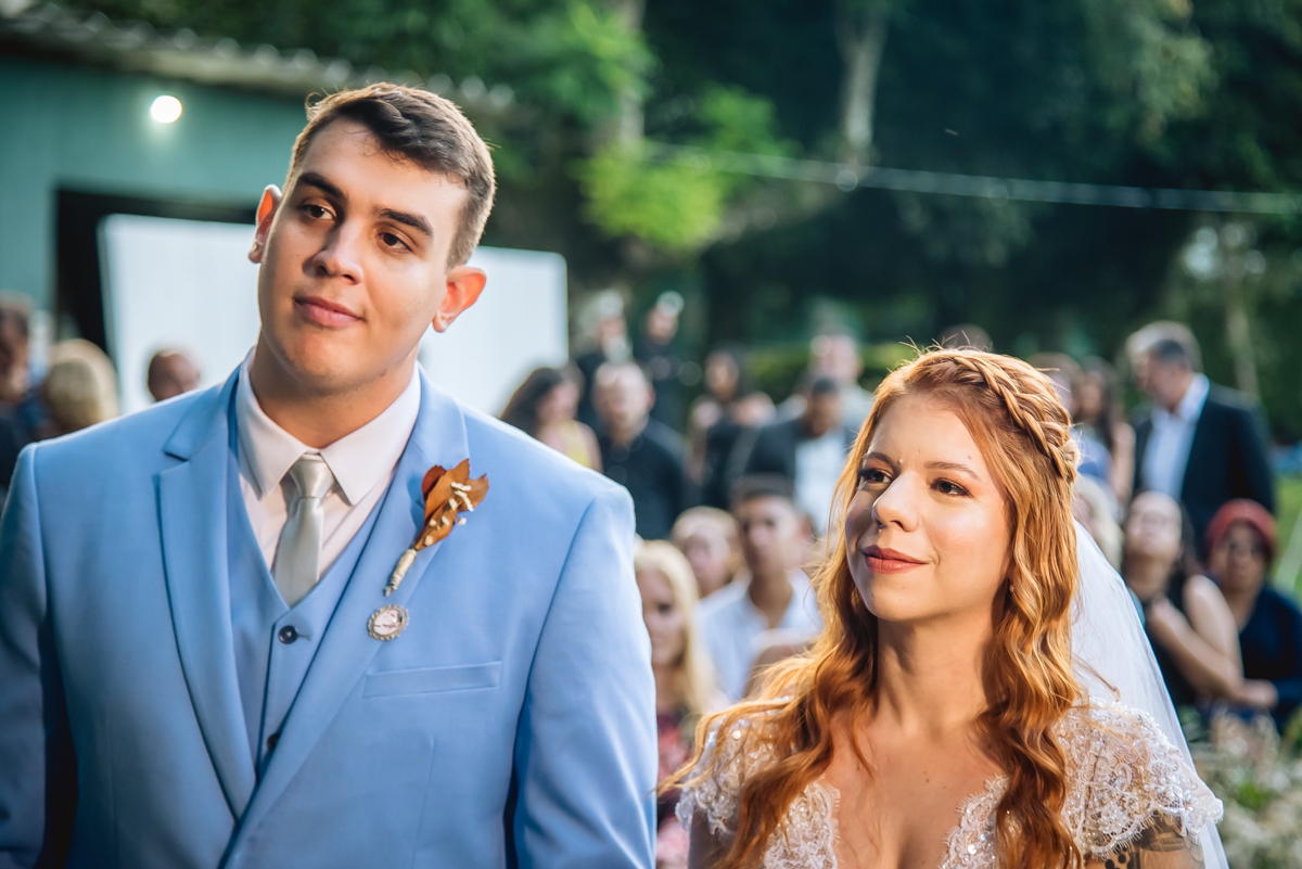 noivos escutam a mensagem do pastor durante a cerimonia de casamento de dia no sitio - RJ