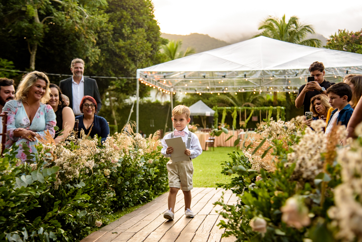 entrada do pajem na cerimonia de casamento de dia no sitio da paz na barra da Tijuca 