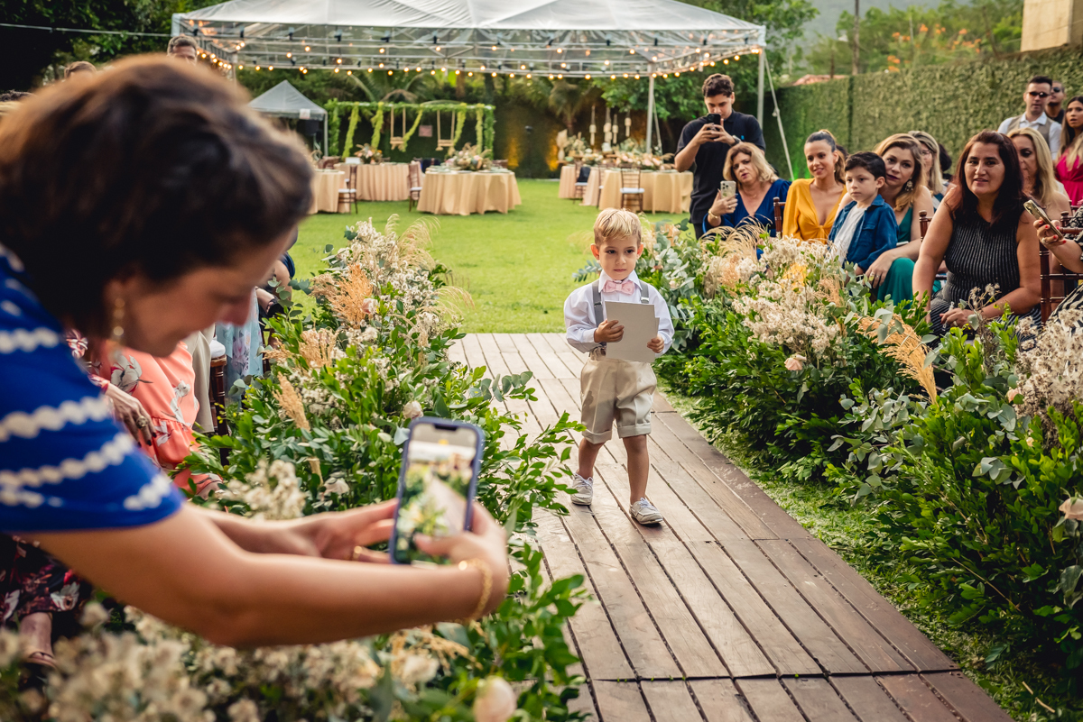 entrada do pajem na cerimonia de casamento de dia no sitio da paz na barra da Tijuca - RJ
