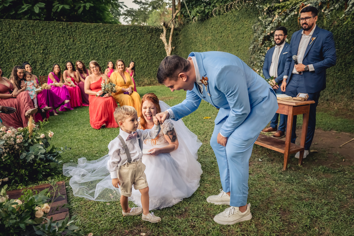 pajem cumprimenta o noivo na cerimonia de casamento de dia no sitio da paz na barra da Tijuca 