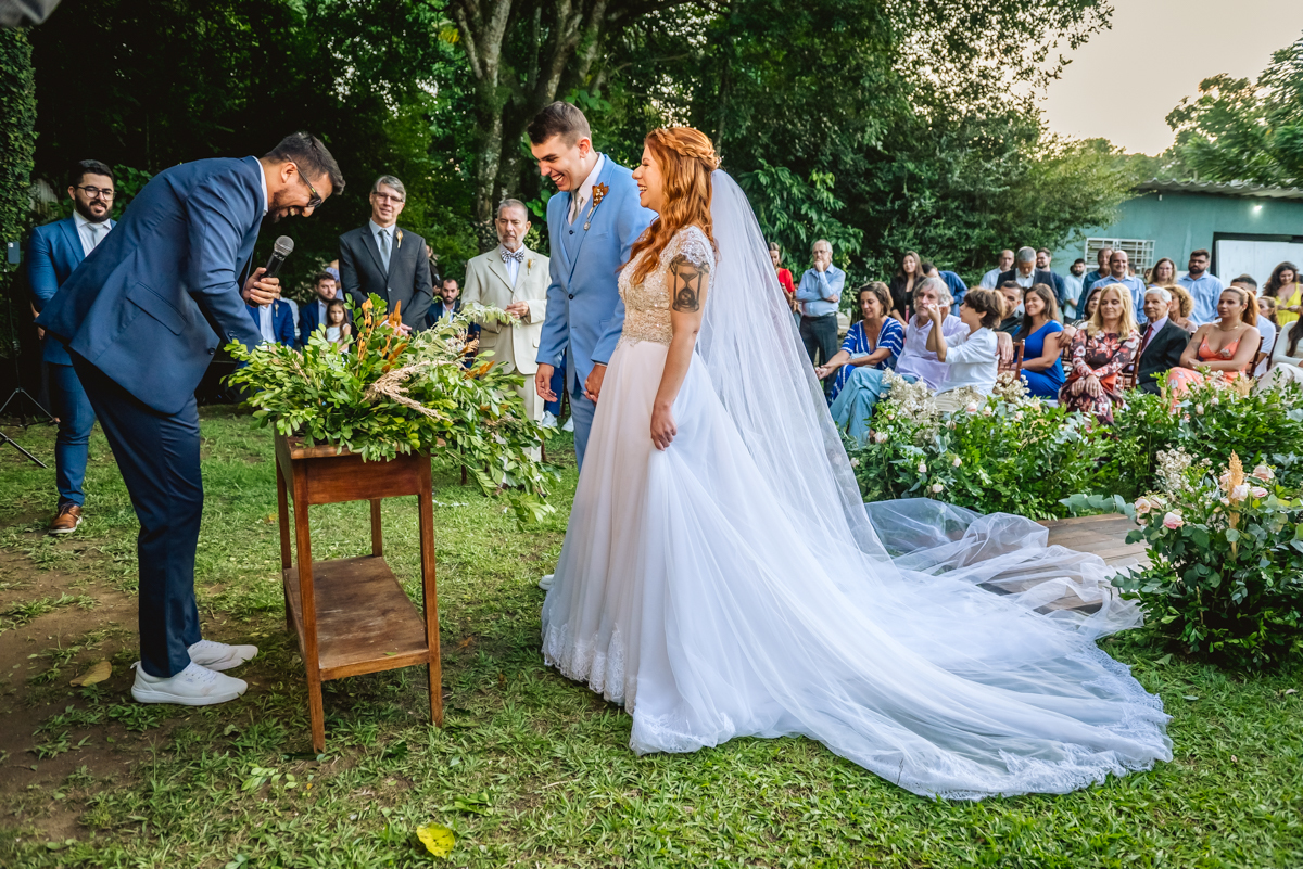 pastor e noivos rindo durante a cerimonia de casamento de dia no sitio da paz - RJ
