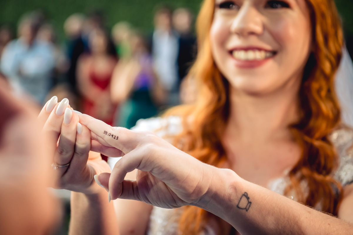 noiva mostra tatuagem com a data do casamento para o noivo durante a cerimonia de dia no sitio da paz na barra da Tijuca - RJ