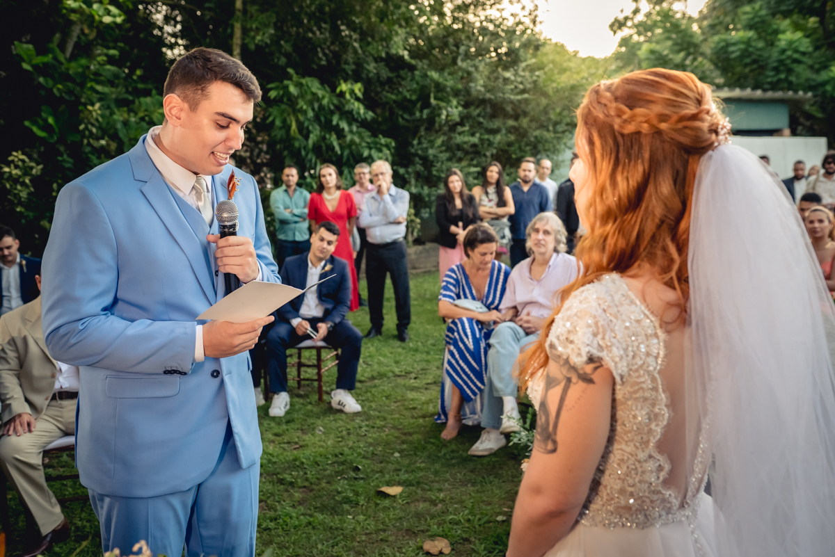 noivo discursa para a noiva fazendo sua declaração e seus votos durante a cerimonia de casamento no campo - RJ
