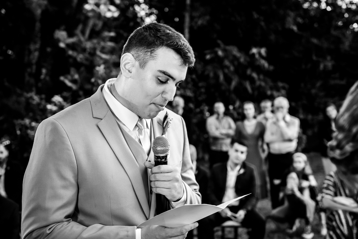 noivo discursa para a noiva fazendo sua declaração e seus votos durante a cerimonia de casamento no campo na barra da Tijuca - RJ