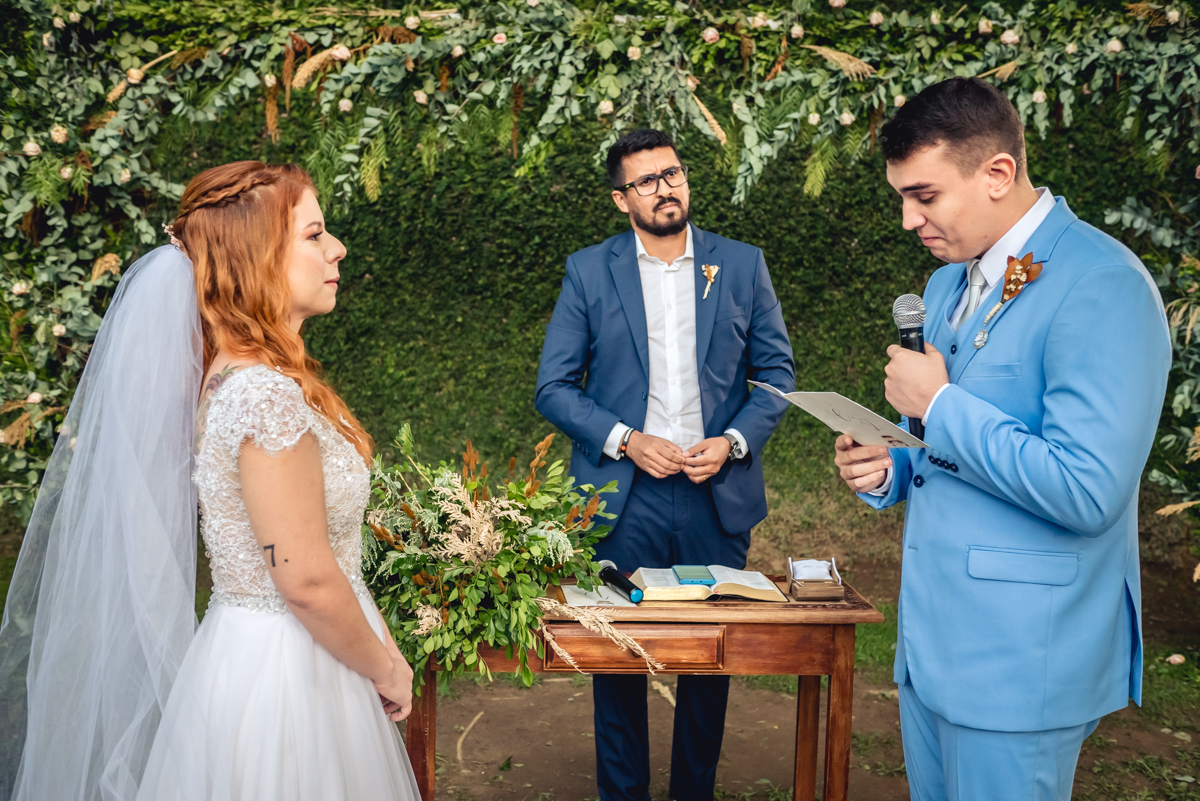 noivo discursa para a noiva fazendo sua declaração e seus votos na frente do pastor durante a cerimonia de casamento no sitio - RJ
