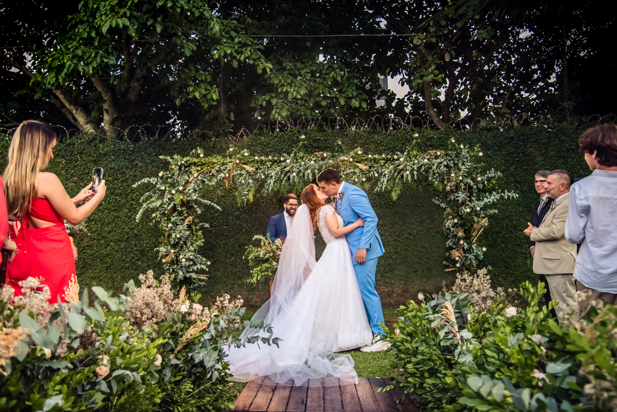 beijo dos noivos na cerimonia de casamento no sitio no fim de tarde na barra da Tijuca - RJ