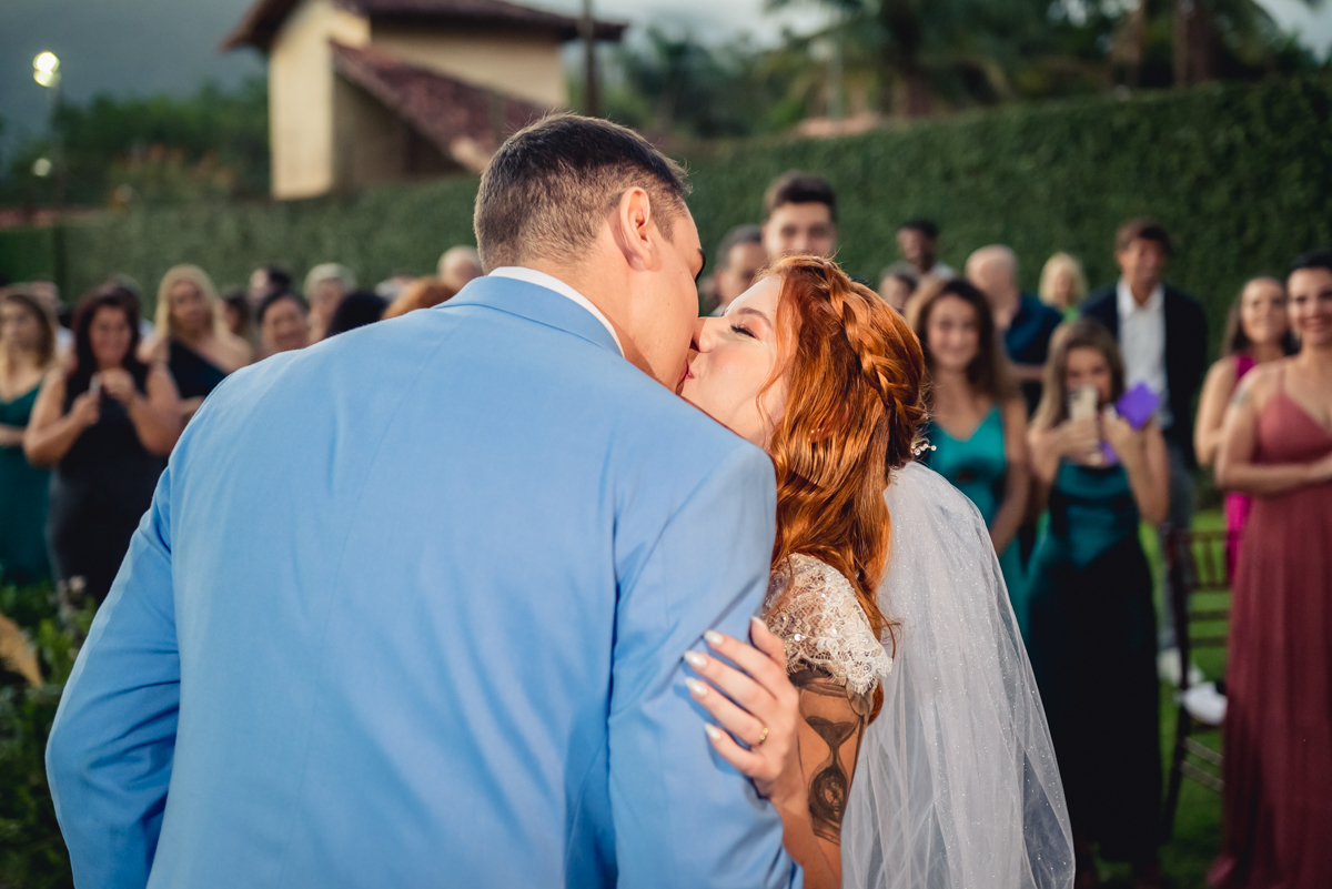 beijo dos noivos na cerimonia de casamento no sitio no fim de tarde na barra da Tijuca - RJ