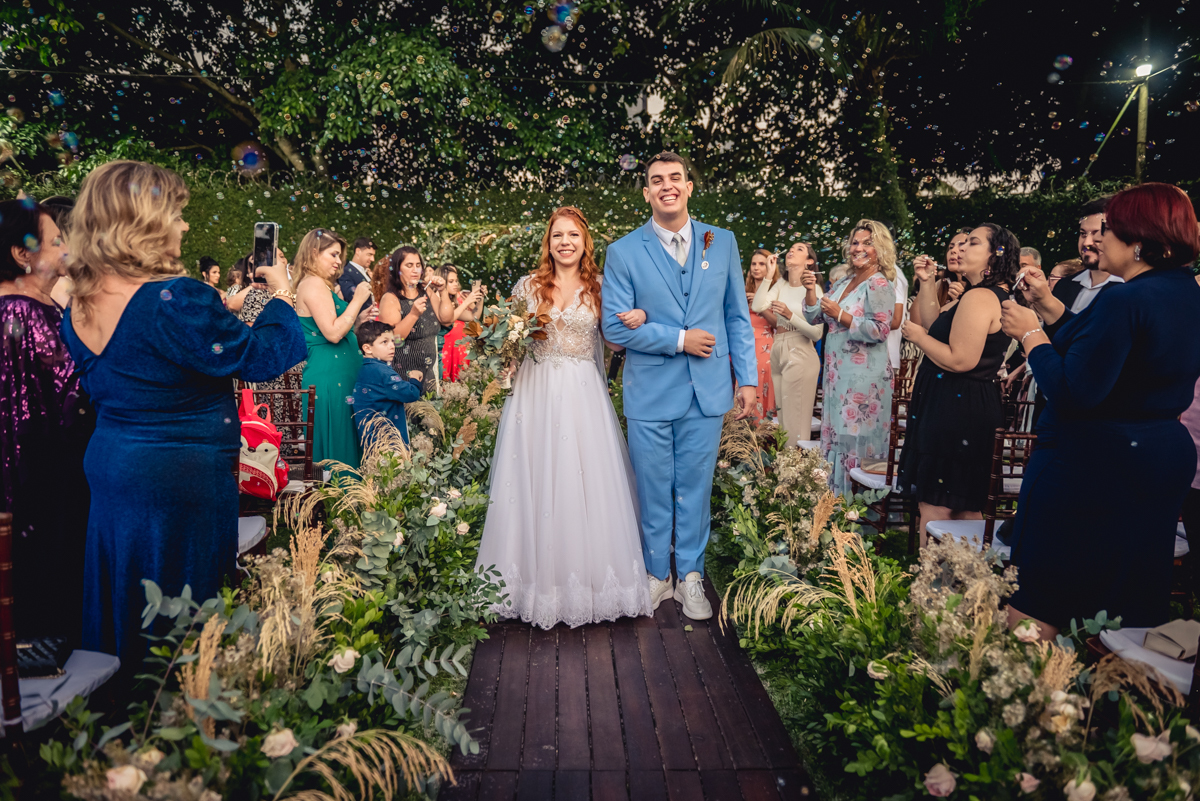 saída dos noivos com bolhas de sabão após a cerimonia de casamento no campo na barra da Tijuca - RJ