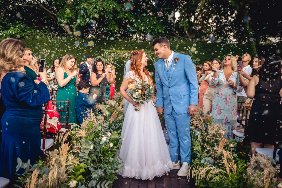 saída dos noivos com bolhas de sabão após a cerimonia de casamento no campo na barra da Tijuca - RJ